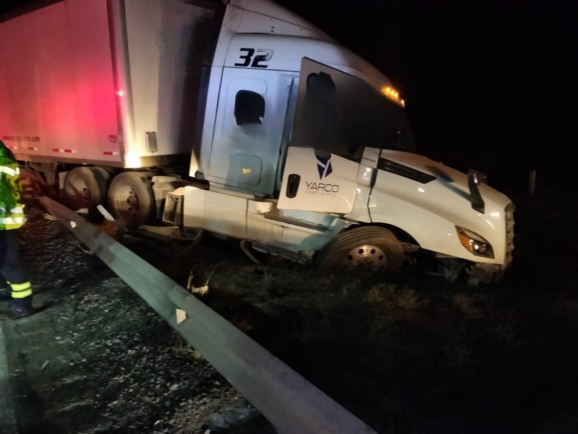 Tráiler impacta autobús en carretera: 6 heridos