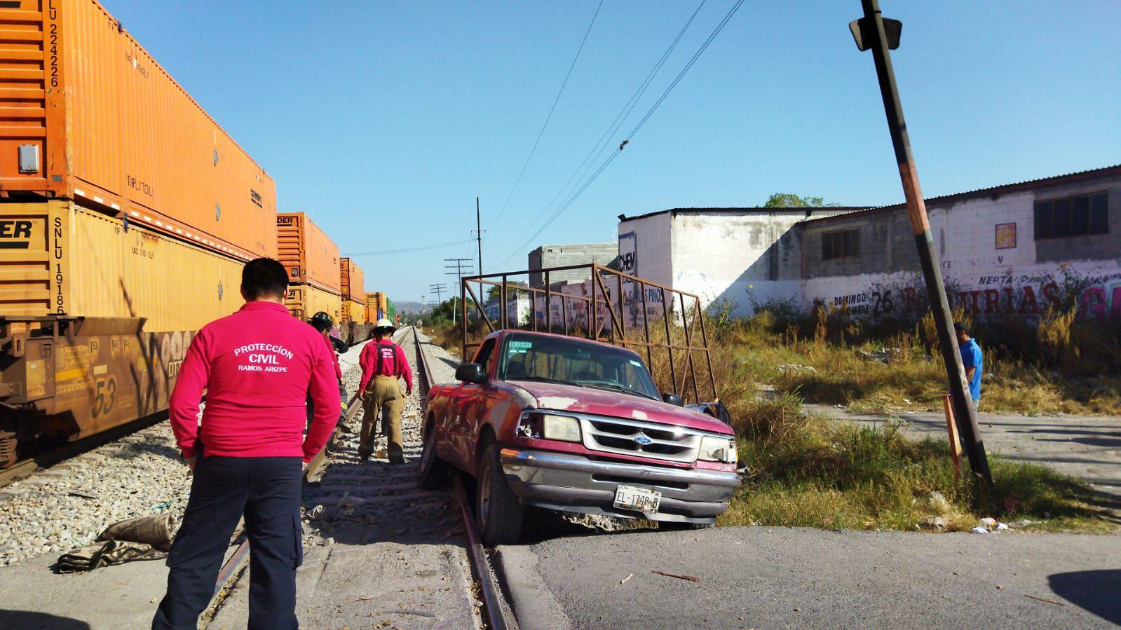 Otro más que trata de ganarle el paso al tren
