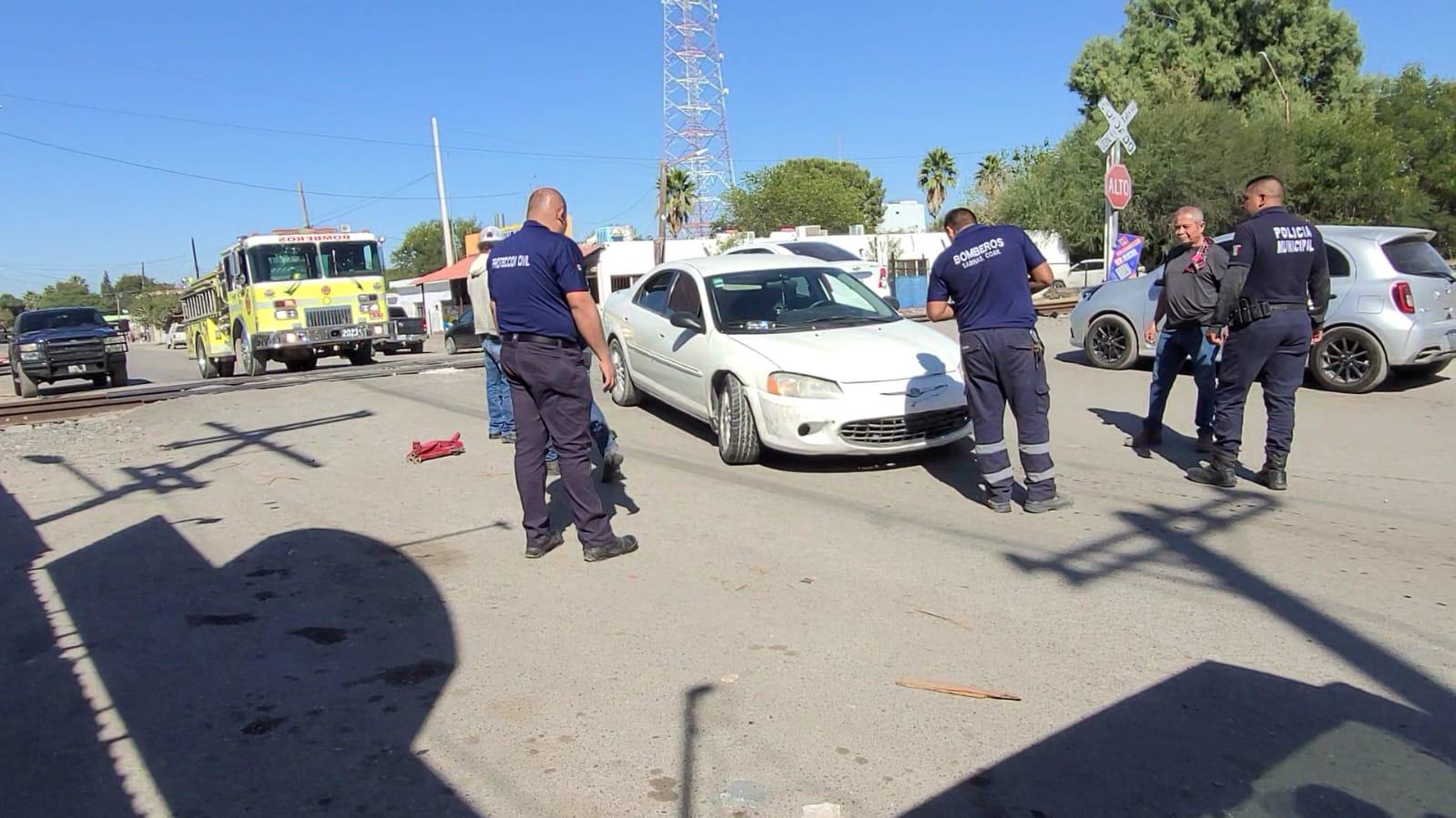 Se queda vehículo varado en vías del tren en sabinas