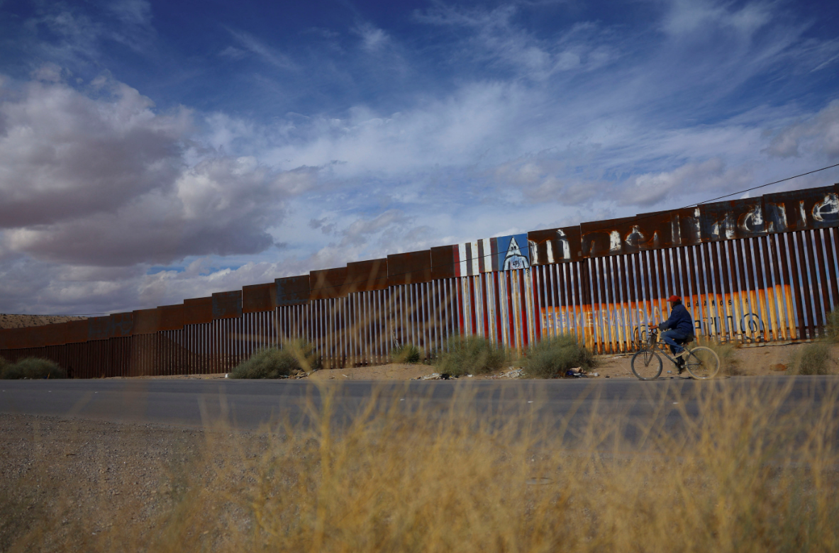 Texas ‘se apunta’ con Trump y le dará terrenos para crear centros de detención de migrantes