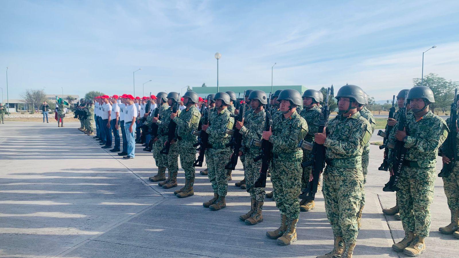 Entregan cartillas a los conscriptos en Batallón
