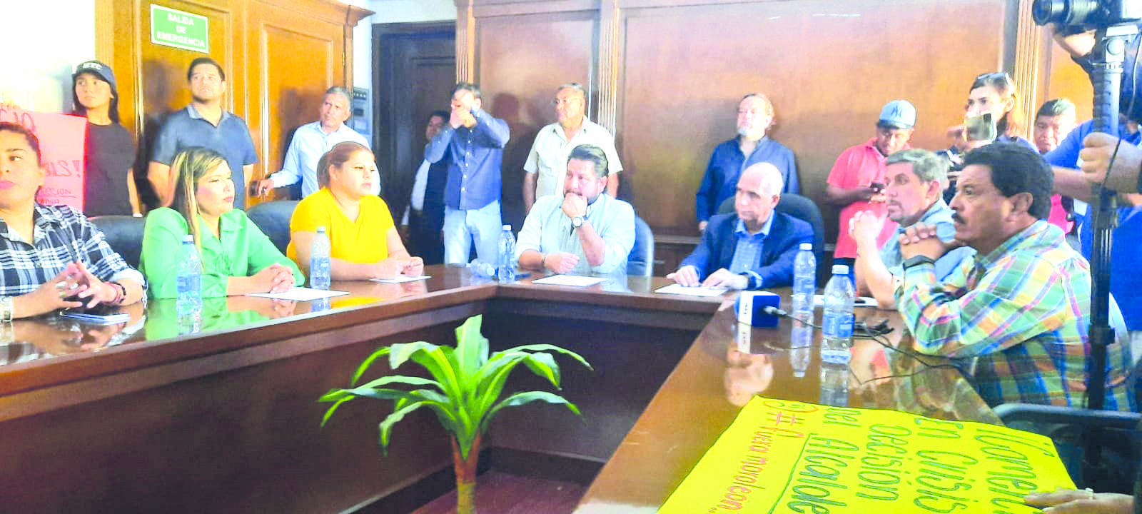 Escucha Dávila queja y ofrece soluciones