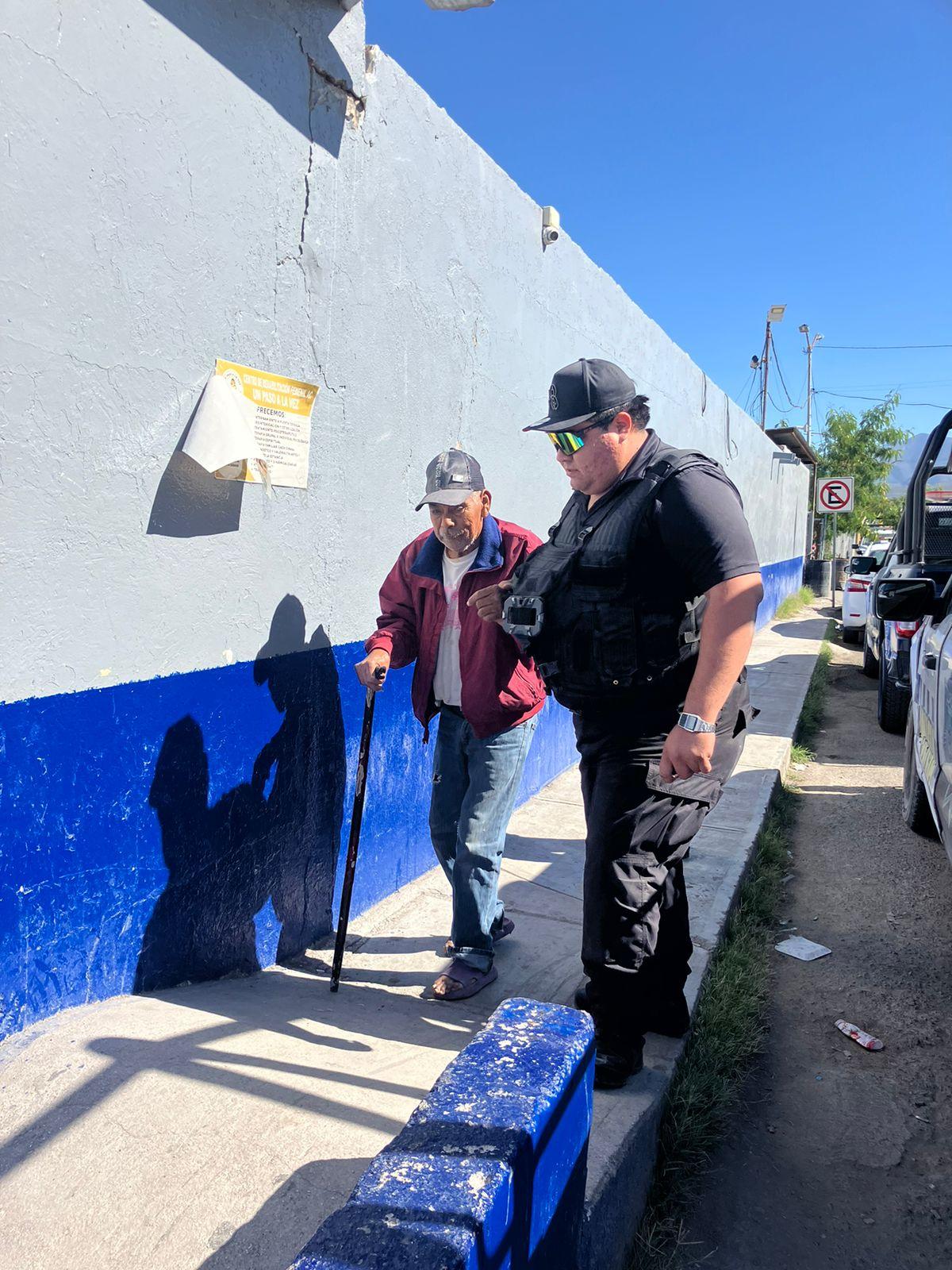 Rescatan policías a ancianito sin rumbo