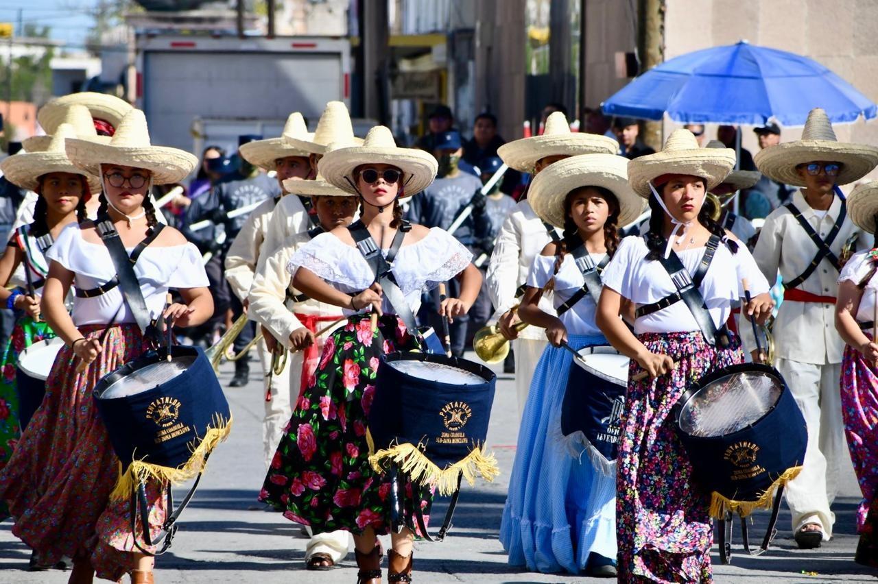 Vistoso desfile de la Revolución