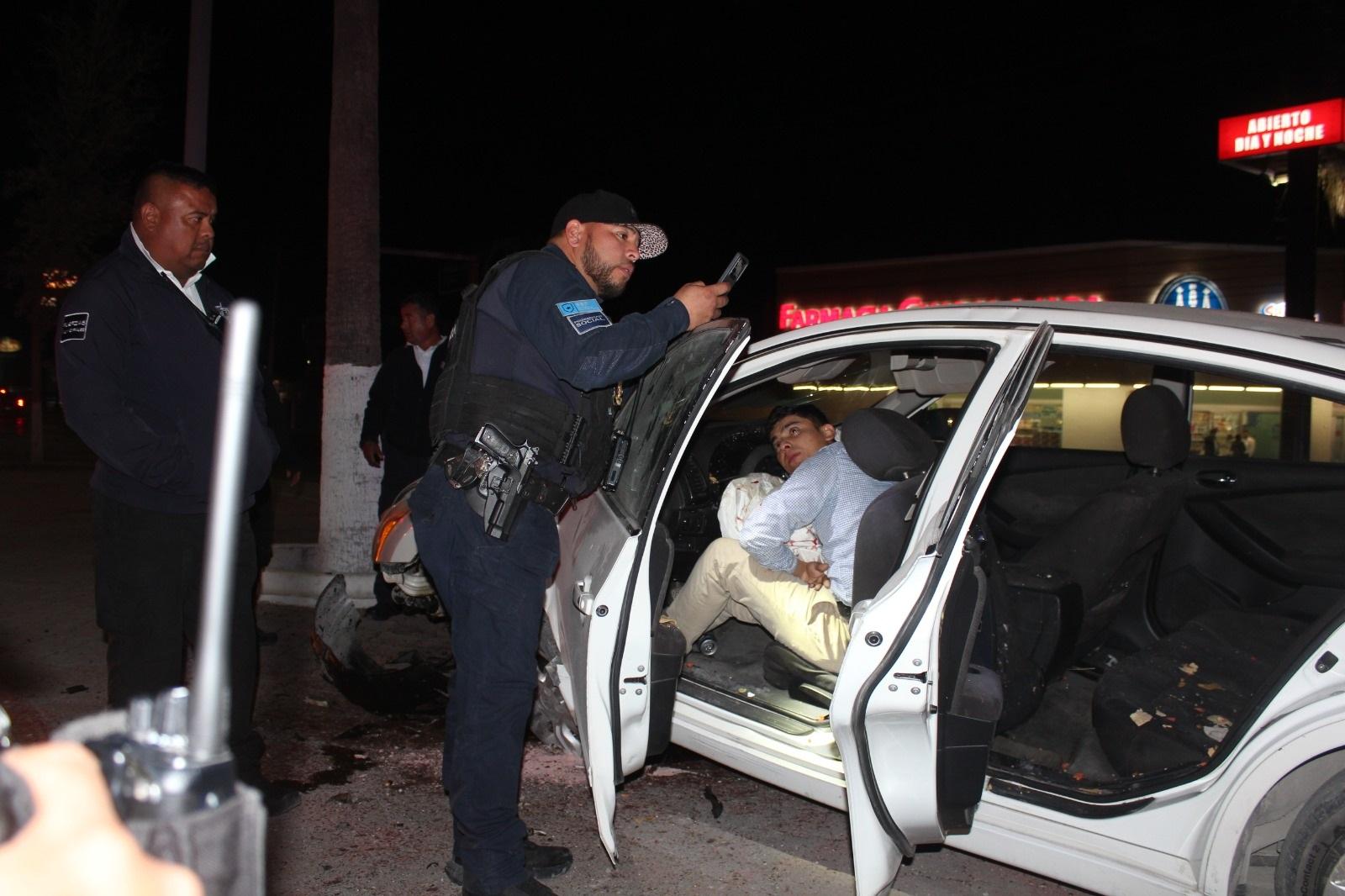 Resulta con fractura; choca con camellón