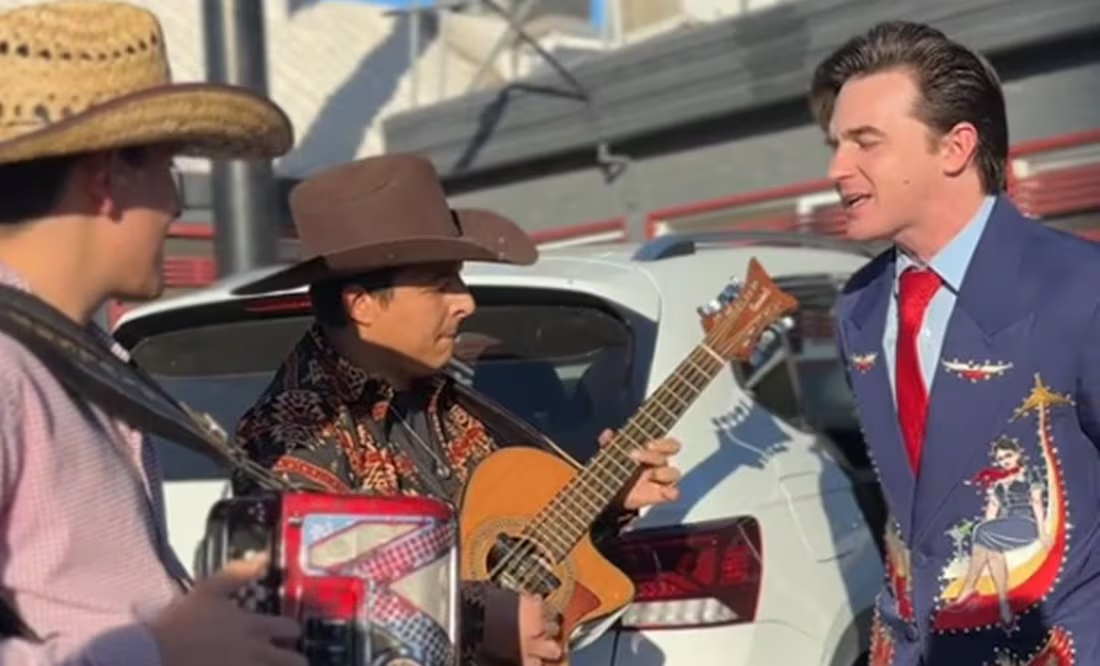 «Oye, tranquilo viejo»: Drake Bell canta intro de «Drake & Josh» al ritmo del regional mexicano