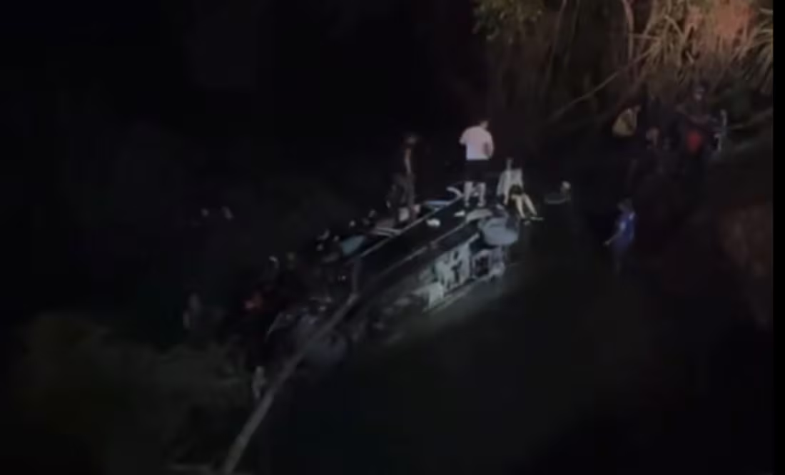 Camioneta con turistas cae en arroyo en la Huasteca potosina; reportan al menos 20 lesionados