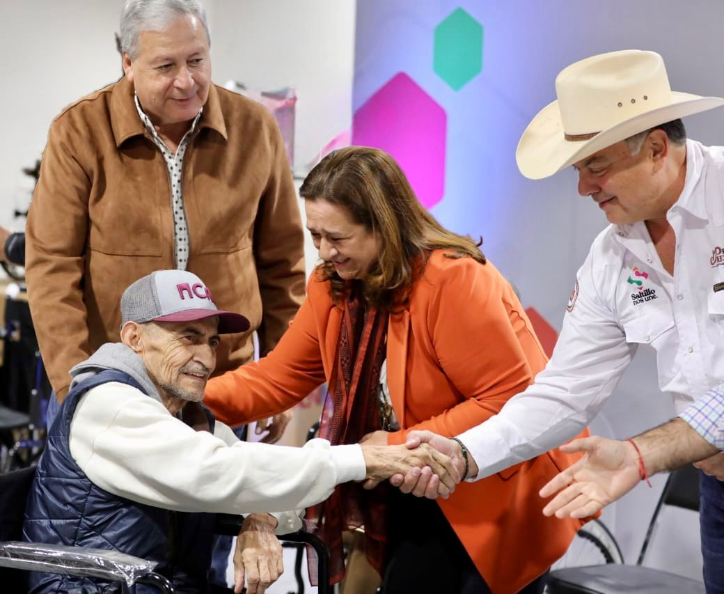 Entregan sillas de ruedas Alcalde, DIF Saltillo y Comité del Rodeo