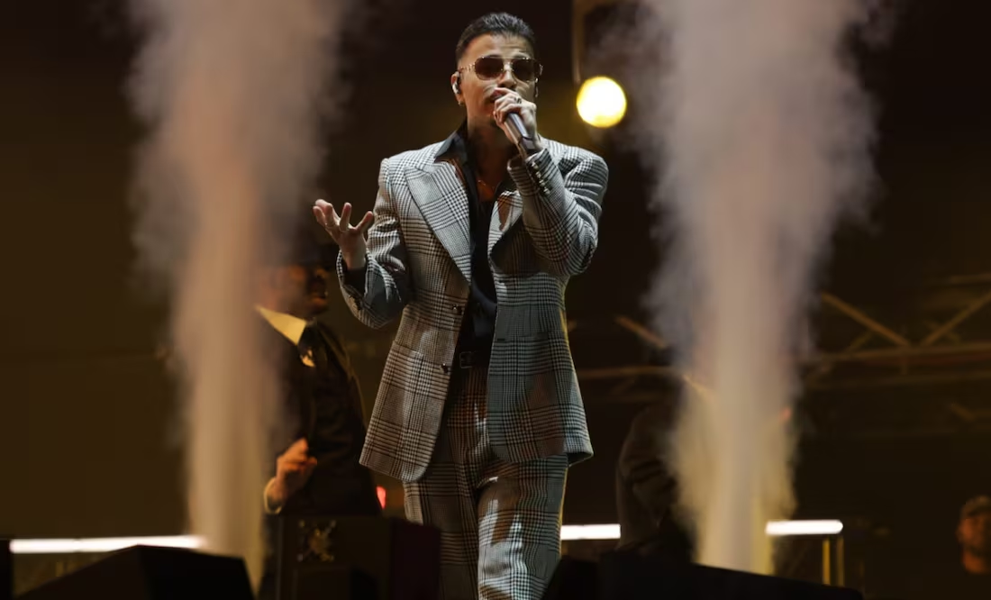 Rauw Alejandro cierra la primera noche del Flow Fest; presenta ante el público su nuevo disco, Cosa Nuestra