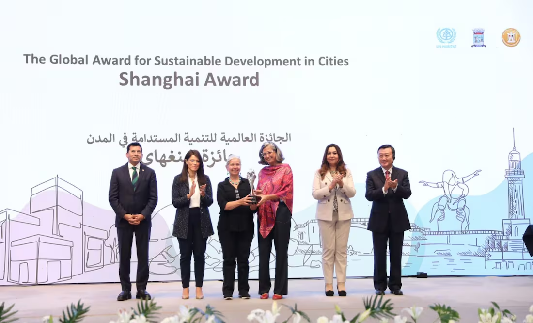 Clara Brugada recibe Premio Global de Shanghái; reconocen acciones de desarrollo sostenible en Iztapalapa