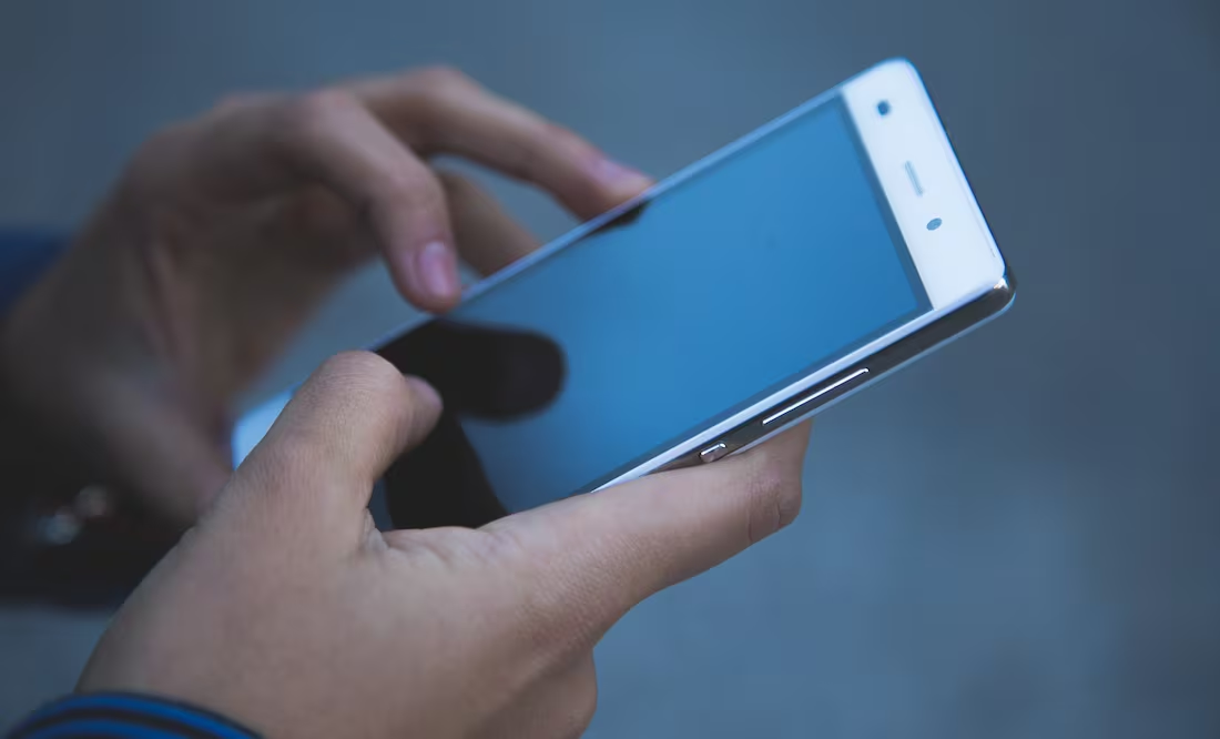 ¿Es un delito en México revisar el celular de tu pareja?
