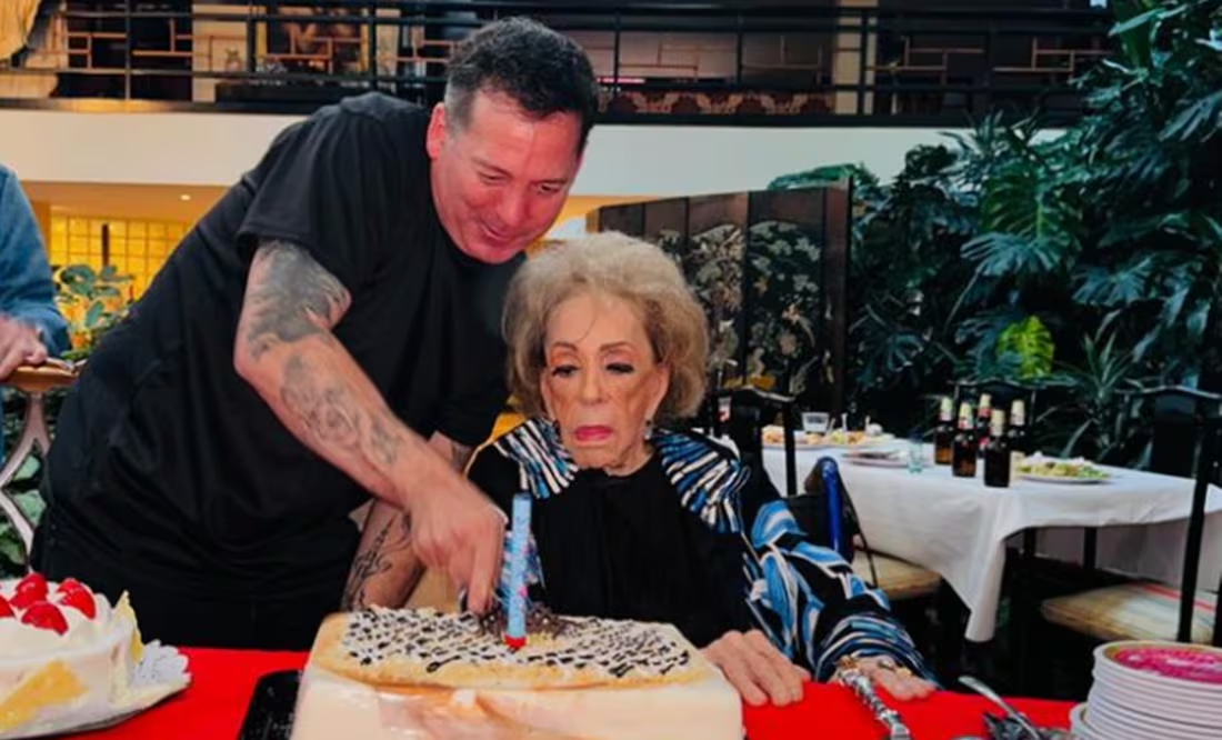 Silvia Pinal de fiesta con Norma Lazareno y su hijo Luis Enrique Guzmán
