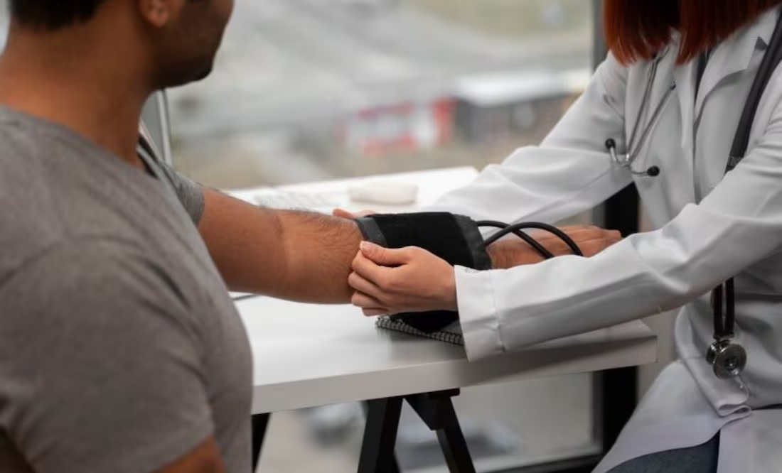 ¿Te mareas al levantarte? Podrías tener hipotensión postural; ve claves para controlarla