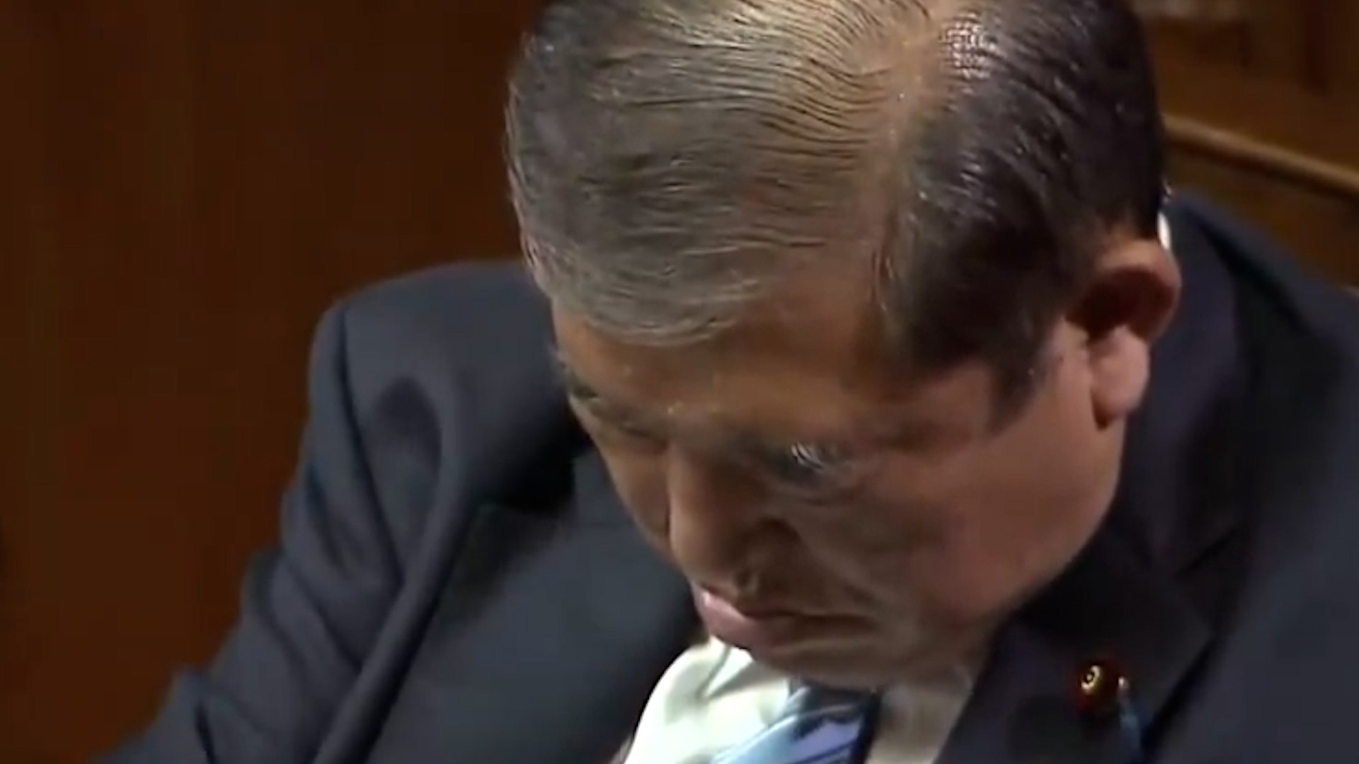 Primer Ministro japonés se queda dormido durante votación para reelegirse