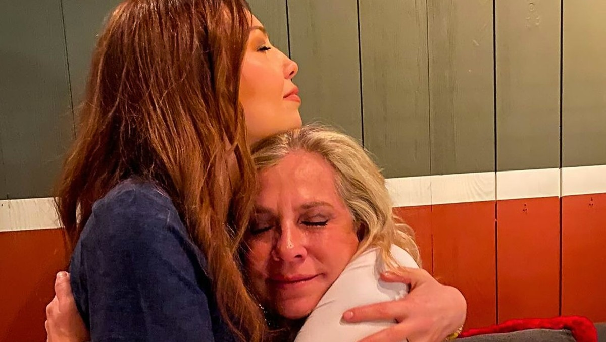 Thalía es captada maquillándose a su llegada al Panteón Francés para despedir a su hermana; video genera debate