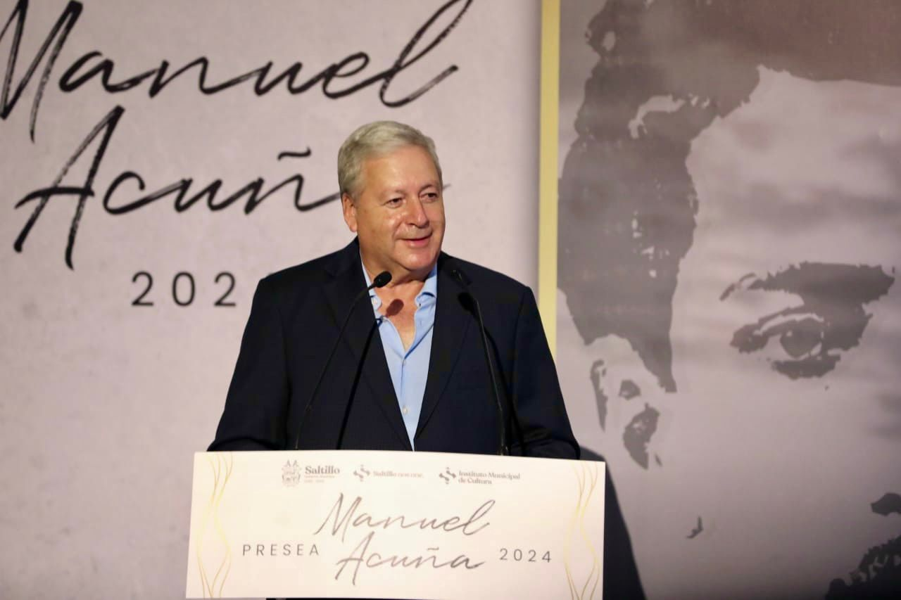 Entrega Chema Fraustro Presea Manuel Acuña a Alejandro Reyes Valdés
