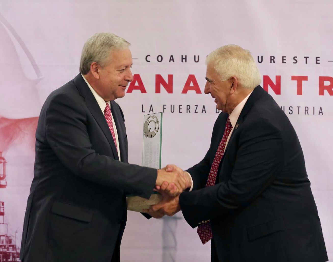 Premia Canacintra a Chema Fraustro