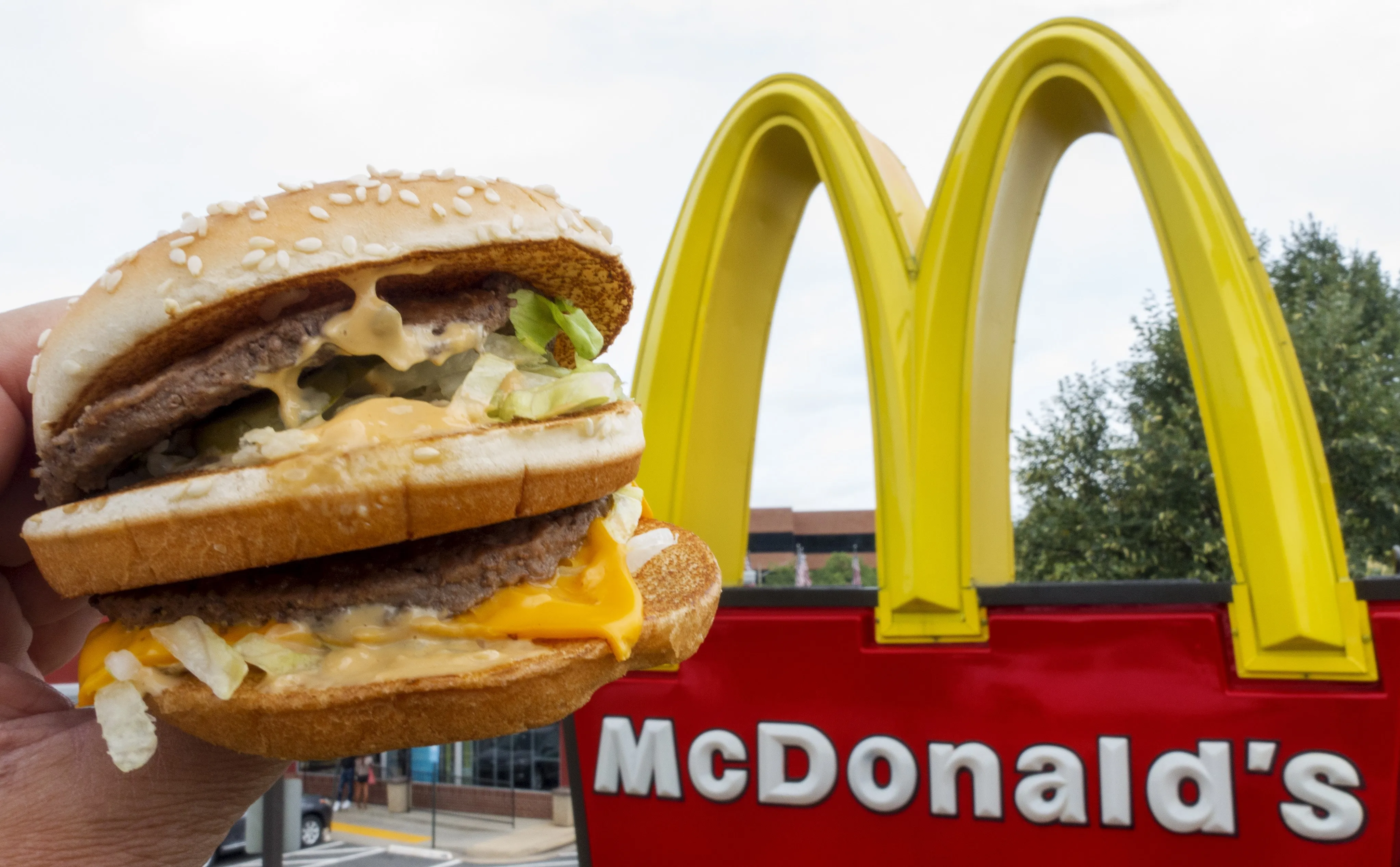 McDonald’s invierte 100 millones de dólares para recuperar clientes tras brote de E. coli
