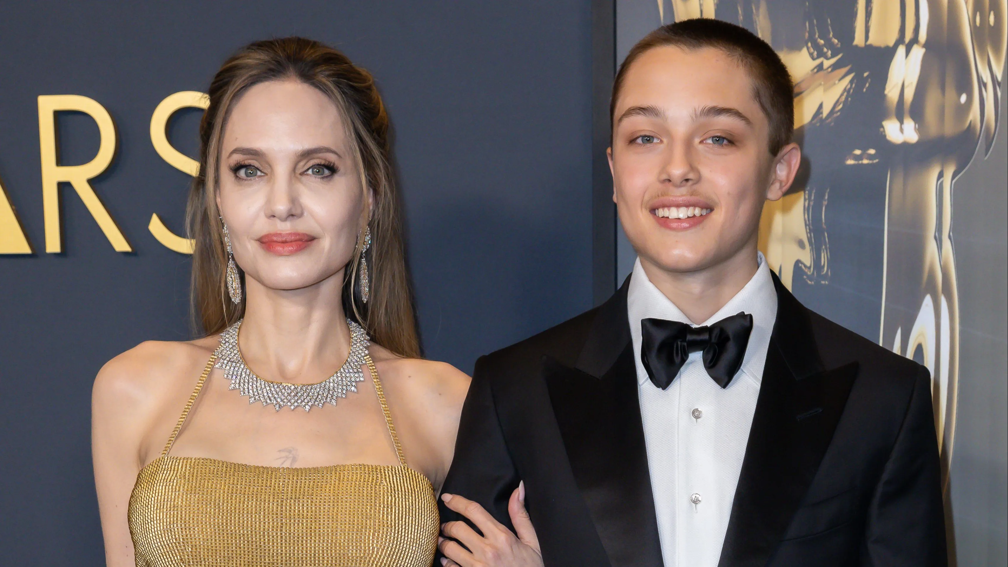 Angelina Jolie deslumbra en la alfombra roja junto a su hijo Knox