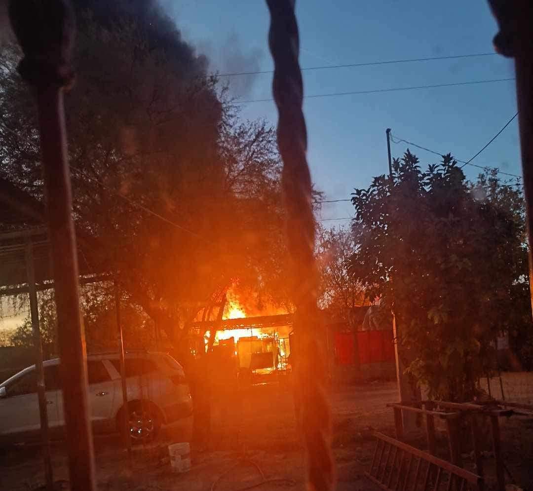 Consume fuego vivienda El propietario, de 68 años de edad perdió todo, pero por fortuna el está ileso