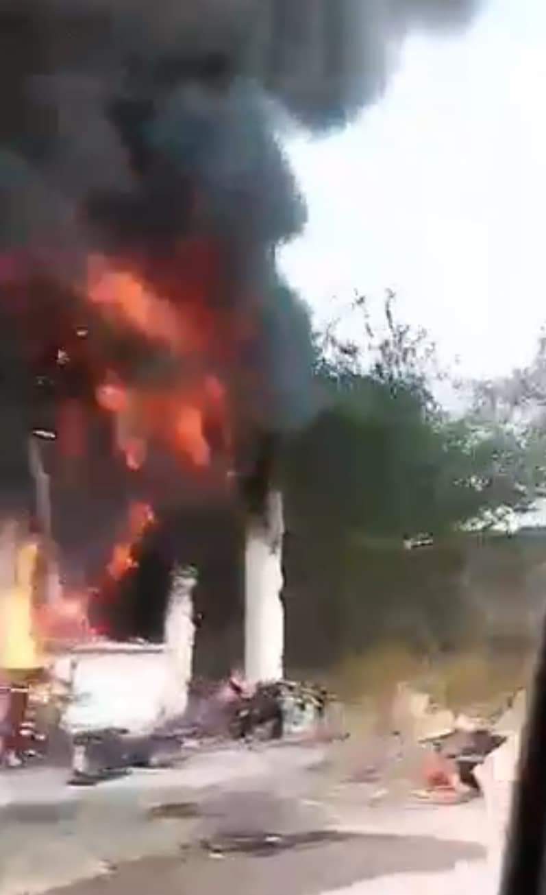 Moviliza incendio a cuerpo de bomberos