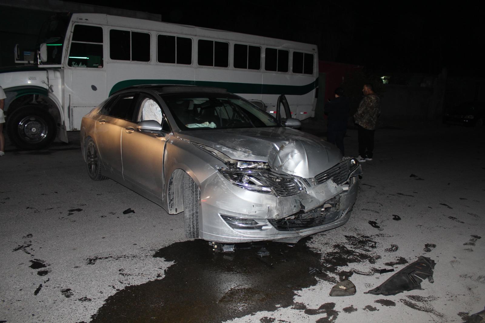 Destroza su auto al chocar con camión