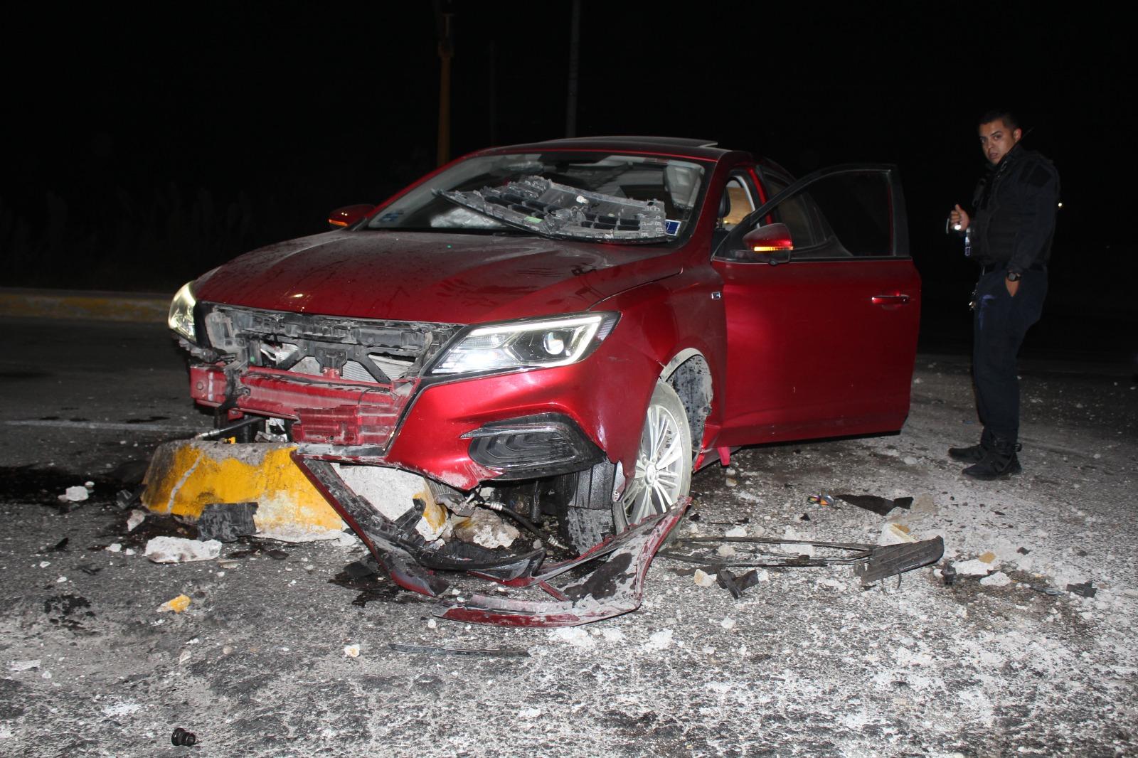 Destroza su vehículo al chocar con camellón