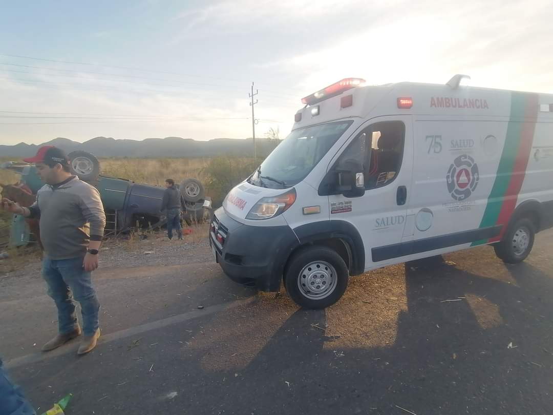 Choque-volcadura sufren en carretera