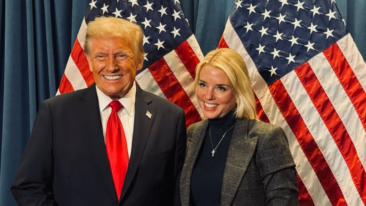 Trump designa a Pam Bondi como futura fiscal general de EU