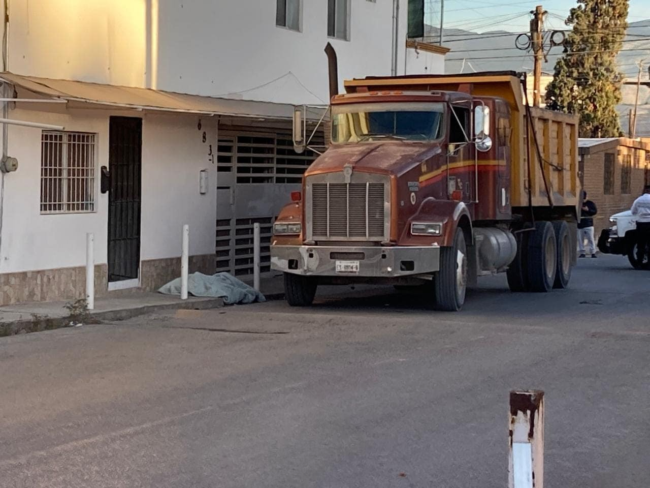 Atropella camión a mujer al salir de casa