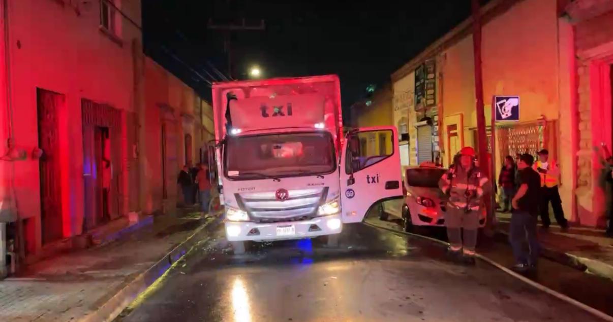 Fuego en camión interrumpe vialidad