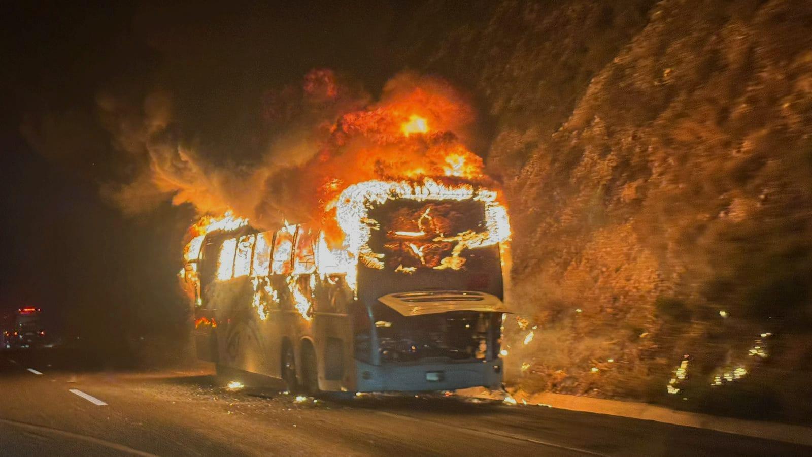 Se incendia autobús en Autopista a Saltillo
