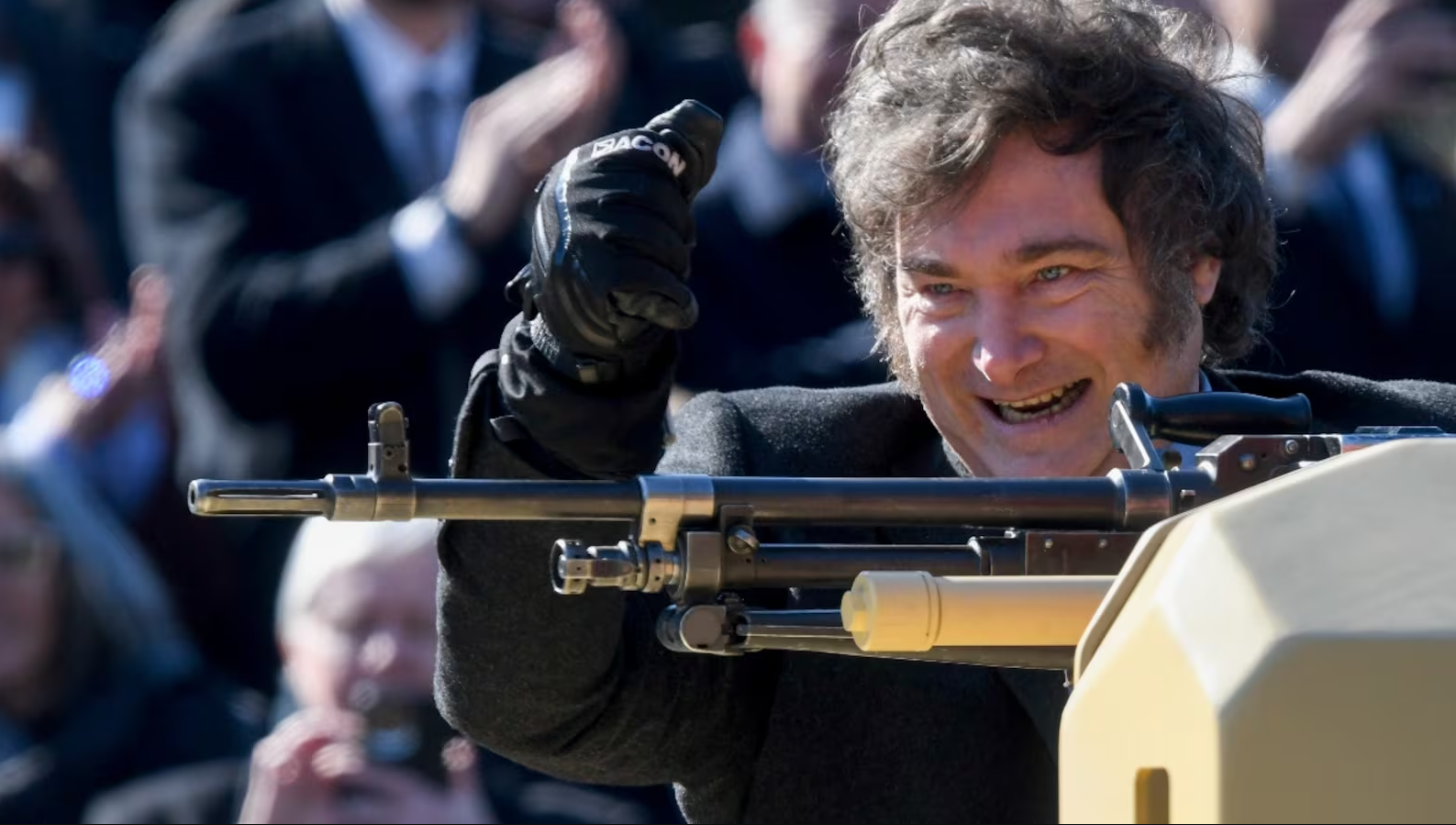 Argentinos ya podrán portar armas de fuego desde los 18 años; Milei publica decreto
