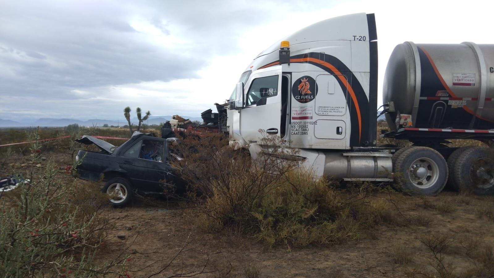 Muere prensado joven en accidente carretero