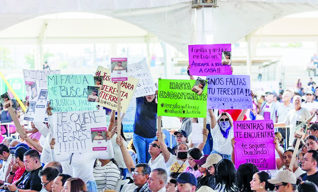 Familias de desaparecidos irrumpen evento de Claudia
