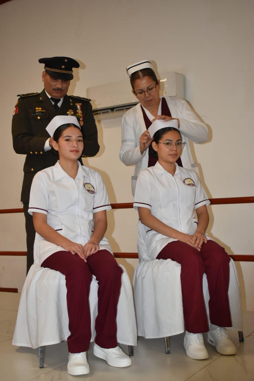 Imponen cofias y filipinas en Escuela de Enfermería