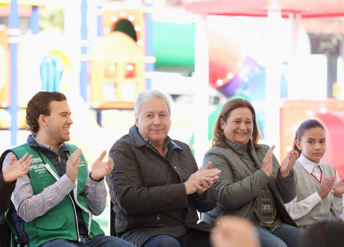 Entrega Chema Fraustro área de juegos infantiles