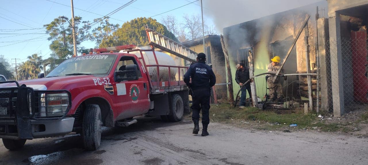 Fuego arrasa con hogar en Múzquiz