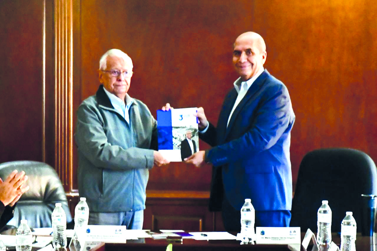 Entrega Mario Dávila glosa de tercer Informe
