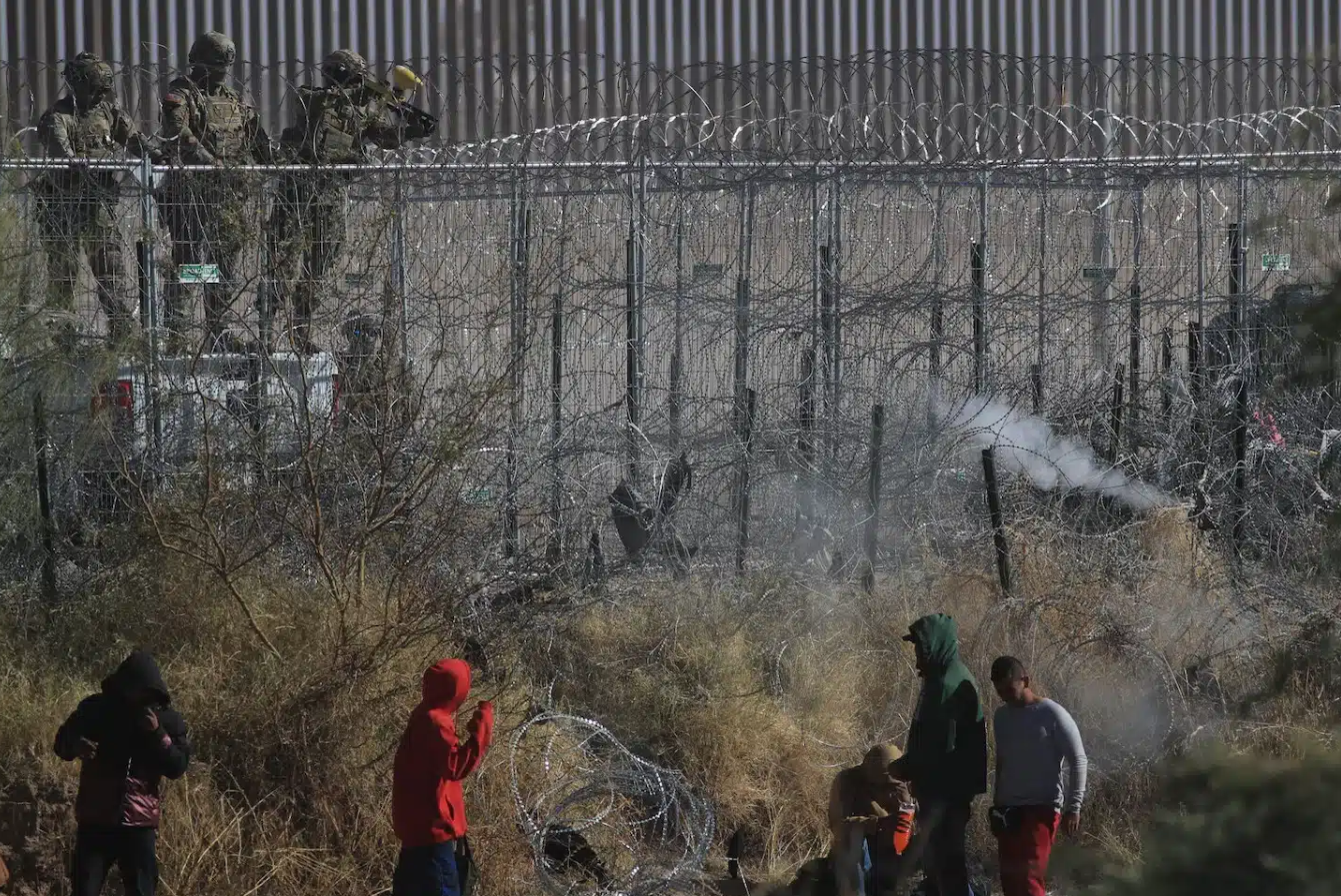 Guardia de Texas dispara gas pimienta contra migrantes en la frontera