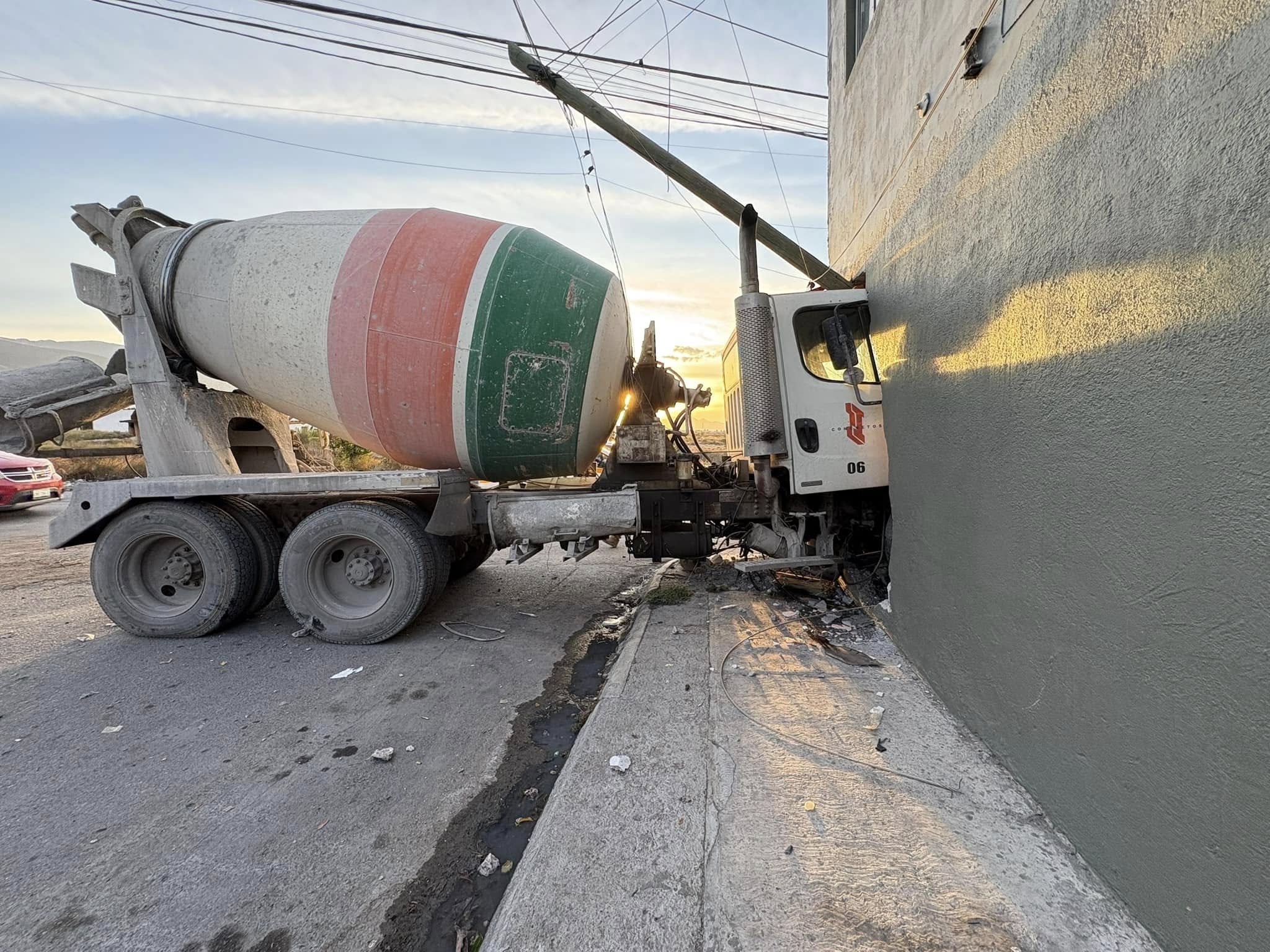 Se impacta revolvedora contra hogar en Saltillo
