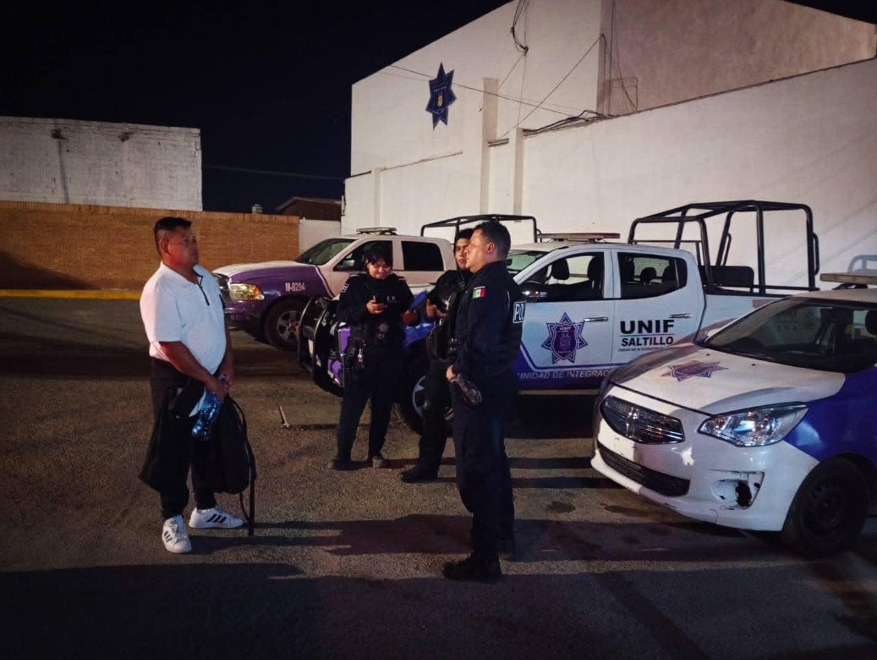 Trata de tirarse de un Puente; Policía lo salva