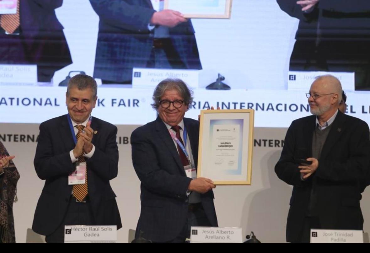 Otorga la UdeG Homenaje al Bibliotecario a Jesús Arellano
