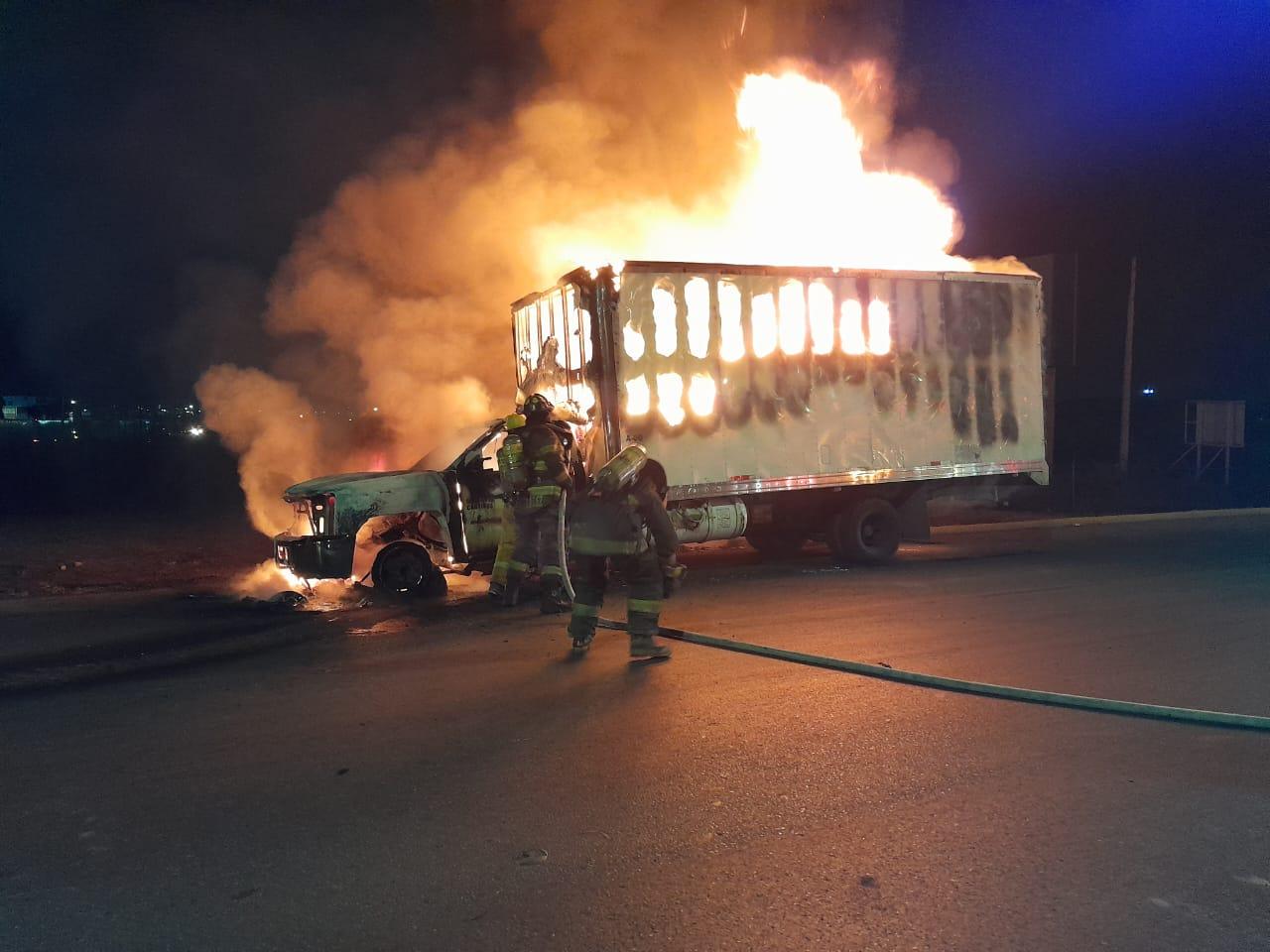 Incendio devora camión de carga