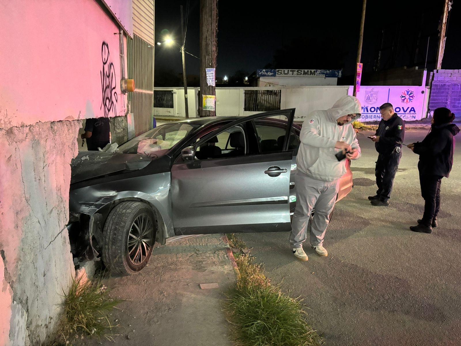 Se estampan autos contra una barda