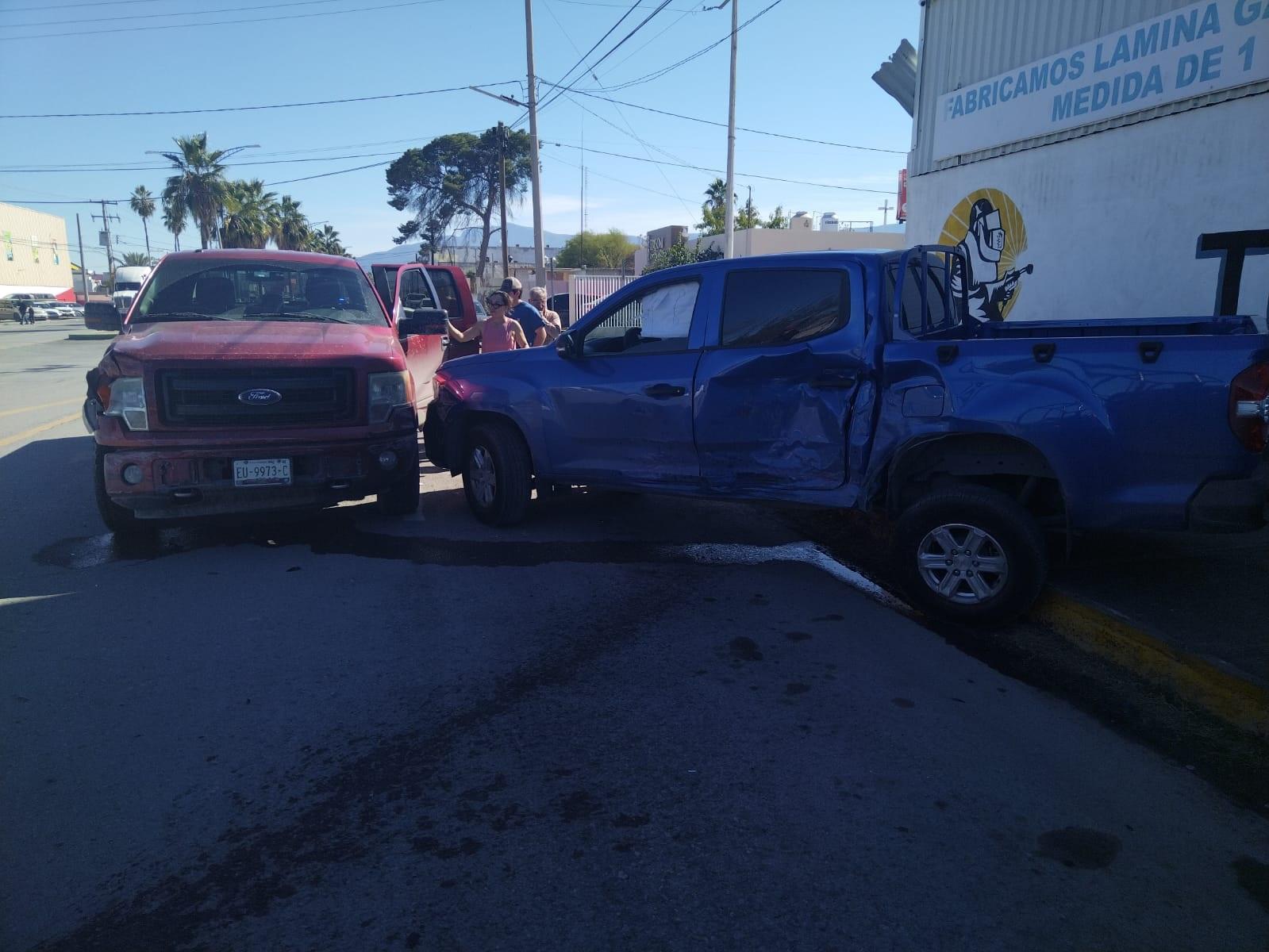 Impacta conductora a abogado en Juárez