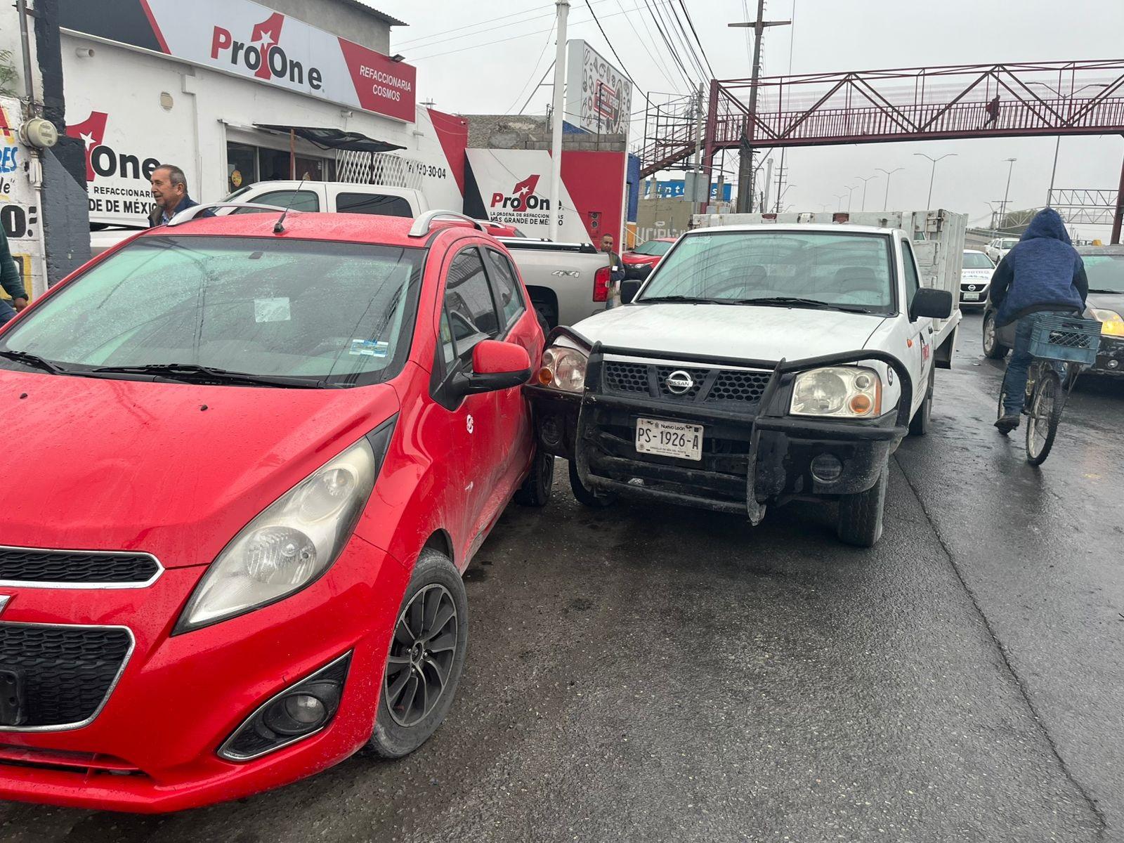 Lluvia y velocidad causan carambola