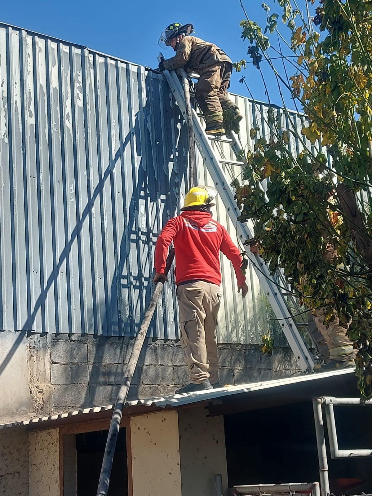 INCENDIO EN BODEGA DESATA MOVILIZACIÓN