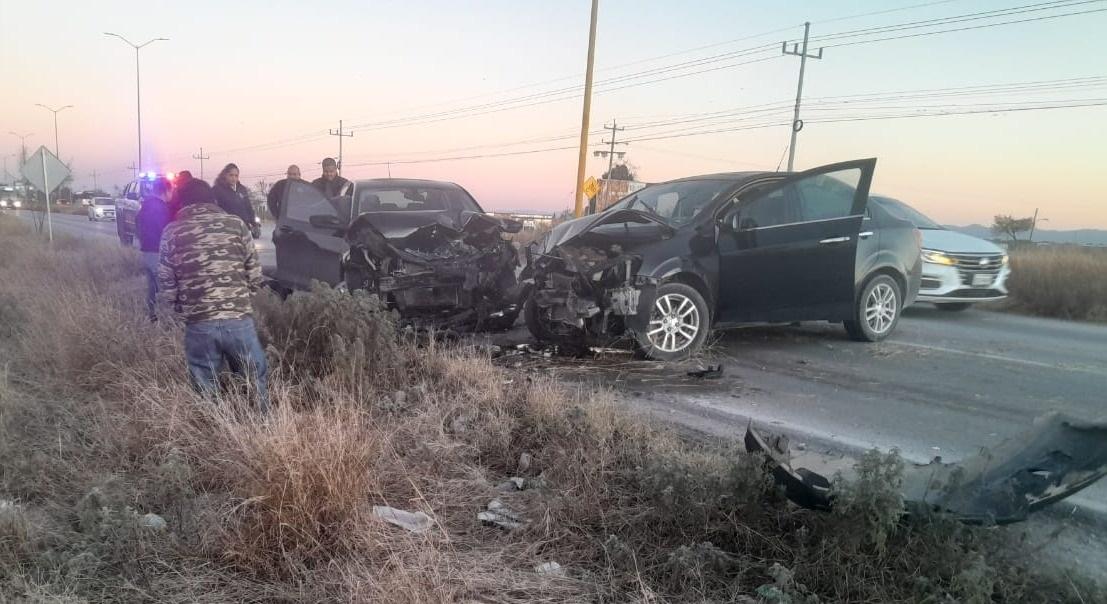 Roba auto y choca de frente contra familia