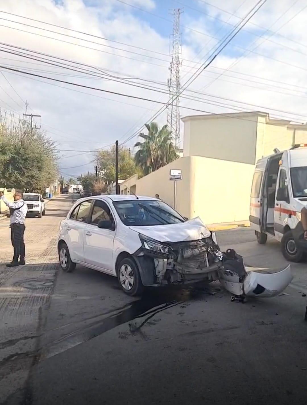 Desigual choque entre auto March y Escalade